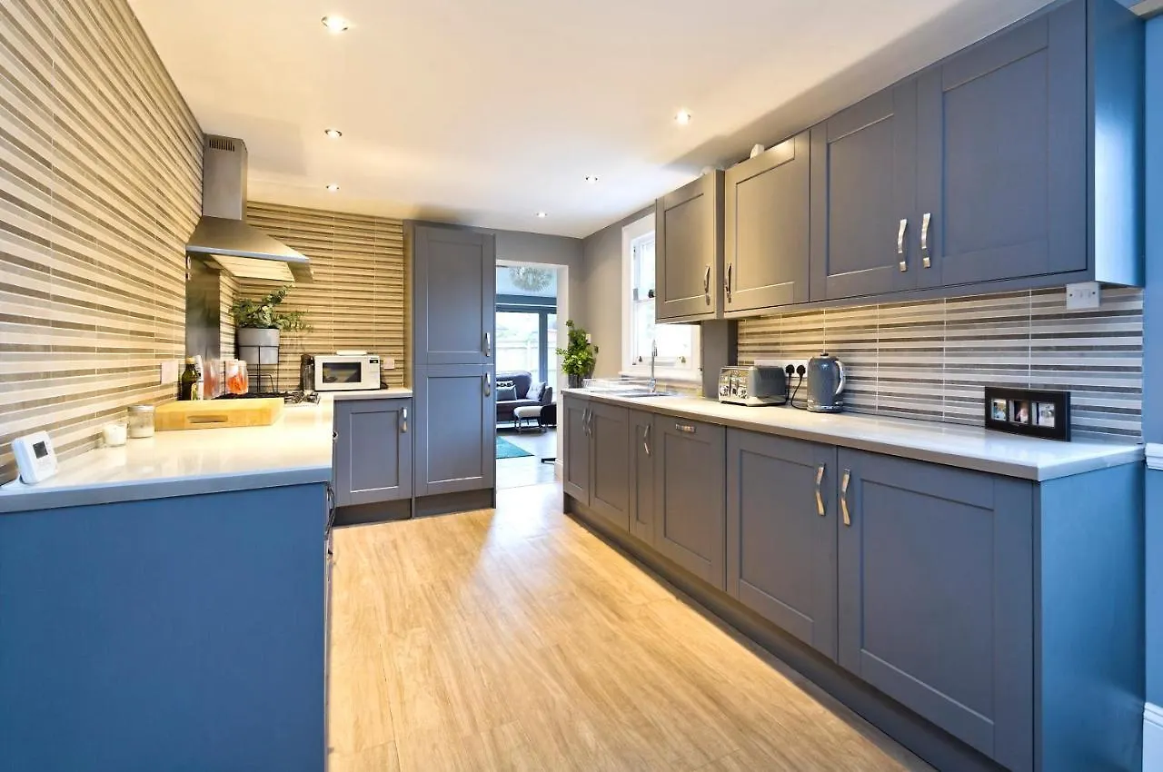 Stylish Family Home By Twickenham Stadium By Underthedoormat London Apartment