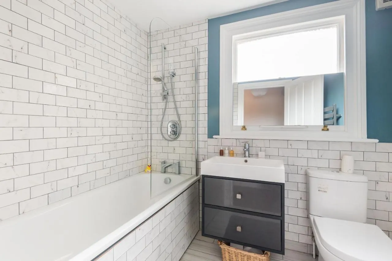 Stylish Family Home By Twickenham Stadium By Underthedoormat London