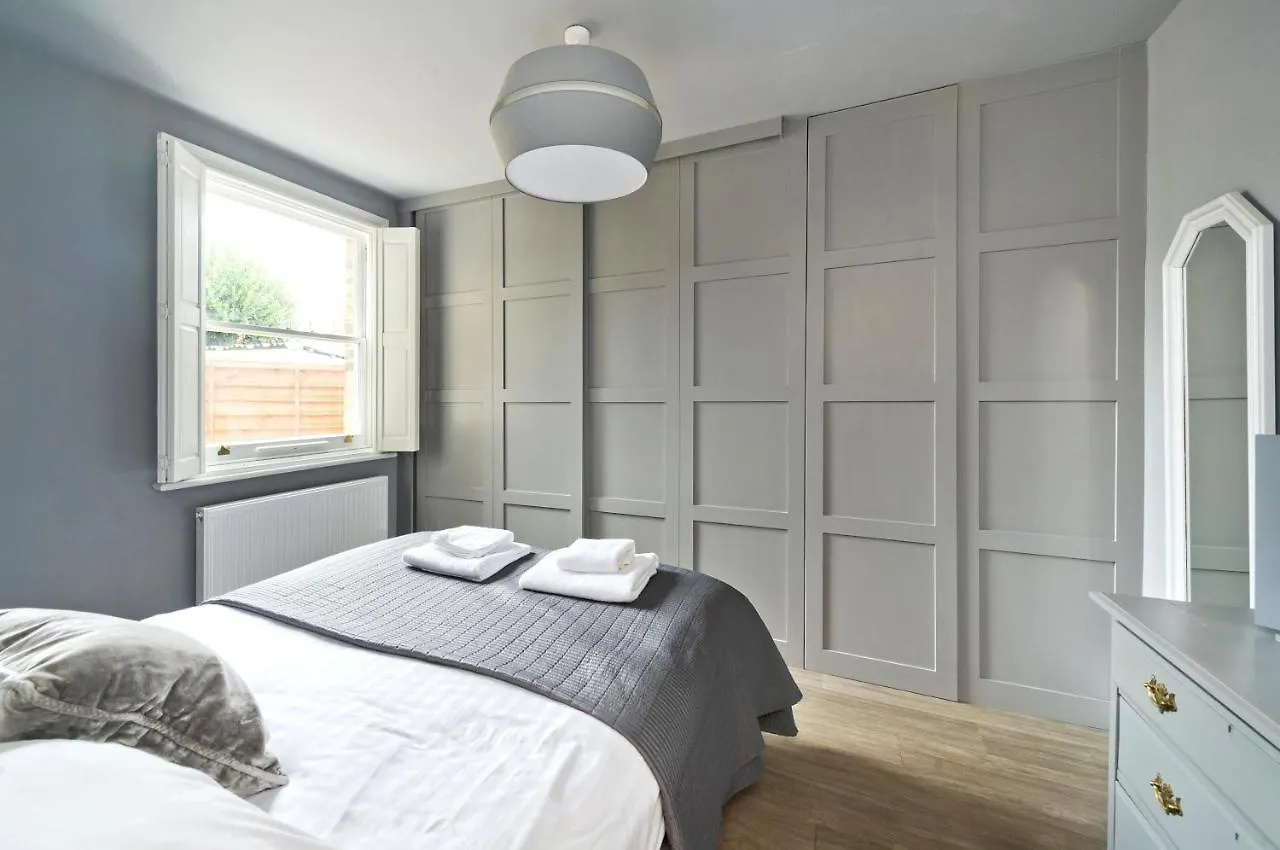Stylish Family Home By Twickenham Stadium By Underthedoormat London 0*,